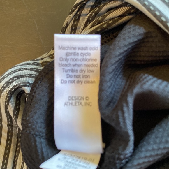 New condition Athleta skort stretch gray and black stripes with built it shorts - Picture 8 of 8